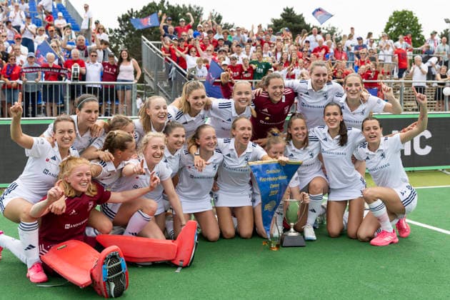 The German champions from DHC cheer with their fans and with trophy and pennant, joy, jubilation, laughter Hockey 1 Field Hockey Bundesliga Final4 2026, Women, Final, Mannheimer HC MHC Duesseldorfer HC Düsseldorf DHC , final score 3 4 n P 1 1 , German Field Hockey Championships, on 31 05 2026 at the BTHV Sportanlage in Bonn Germany Â