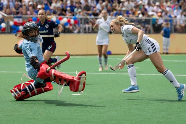 Sara STRAUSS DHC 11, right shoots the goal for 0 1 against goalkeeper Chiara VISCHER MHC 13, left , Action Hockey 1 Field Hockey Bundesliga Final4 2026, Women, Final, Mannheimer HC MHC Duesseldorfer HC Düsseldorf DHC , Final Score 3 4 n P 1 1 , German Field Hockey Championships, on 31 05 2026 at the BTHV Sportanlage in Bonn Germany Â