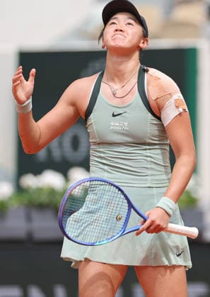 (260531) -- PARIS, May 31, 2026 -- Wang Xiyu reacts during the women s singles 4th round match between Wang Xiyu of China and Sorana Cirstea of Romania at the French Open tennis tournament at Roland Garros, Paris, France, May 31, 2026. ) (SP)FRANCE-PARIS-TENNIS-FRENCH OPEN-WOMEN S SINGLES-4TH ROUND WuxHuiwo 