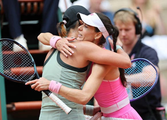 (260531) -- PARIS, May 31, 2026 -- Wang Xiyu (L) hugs with Sorana Cirstea after the women s singles 4th round match between Wang Xiyu of China and Sorana Cirstea of Romania at the French Open tennis tournament at Roland Garros, Paris, France, May 31, 2026. ) (SP)FRANCE-PARIS-TENNIS-FRENCH OPEN-WOMEN S SINGLES-4TH ROUND WuxHuiwo 