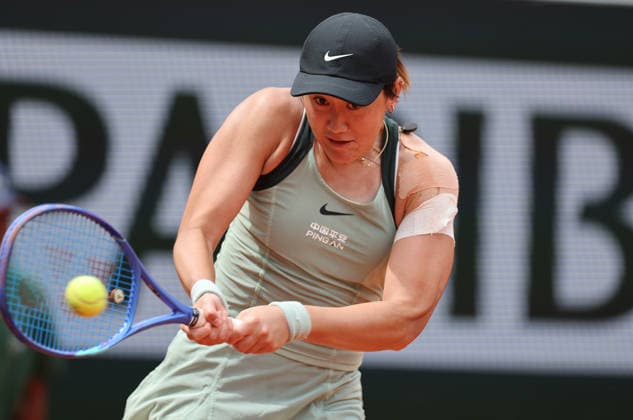 (260531) -- PARIS, May 31, 2026 -- Wang Xiyu hits a return during the women s singles 4th round match between Wang Xiyu of China and Sorana Cirstea of Romania at the French Open tennis tournament at Roland Garros, Paris, France, May 31, 2026. ) (SP)FRANCE-PARIS-TENNIS-FRENCH OPEN-WOMEN S SINGLES-4TH ROUND WuxHuiwo 