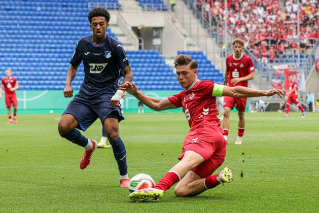 31 05 2026, xhettx, Fußball DM A Junioren , TSG 1899 Hoffenheim 1 FC Köln v l Jonathan Friemel 1 FC Köln U19, 3 grätscht den Ball vor Natnael Abraha TSG Hoffenheim U19, 2 DFL DFB REGULATIONS PROHIBIT ANY USE OF PHOTOGRAPHS as IMAGE SEQUENCES and or QUASI VIDEO