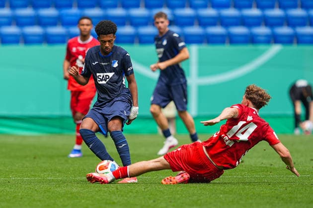 31 05 2026, xydrx, Herren, Fußball, U19 DFB Nachwuchsliga, Finale, TSG 1899 Hoffenheim 1 FC Köln, Saison 2025 2026, PreZero Arena Natnael Abraha TSG 1899 Hoffenheim U19, 2 im Zweikampf gegen Lennard Voelp 1 FC Köln, 14 DFB regulations prohibit any use of photographs as image sequences and or quasi video Copyright: HMBxMedia YannisxDreimann