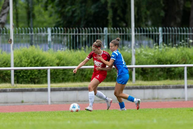Regionalliga Nordost Frauen F C Hansa Rostock vs 1 FFV Erfurt Rostock 31 05 2026 Luisa Preißel 6 1 FFV Erfurt vs Ella Brunsendorf 17 F C Hansa Rostock Regionalliga Nordost Frauen F C Hansa Rostock vs 1 FFV Erfurt Sportforum Leichtathletikstadion Rostock 31 05 2026 Copyright: xBEAUTIFULxSPORTS Duehringx