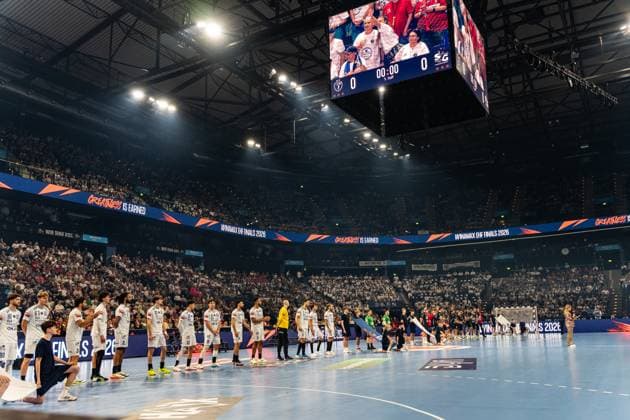 Both teams line up for the anthem on the pitch of the sold-out arena at the Winamax EHF Finals 2026 The scoreboard shows 0 0 at 00 00 in the 1st half Team line-up before kick-off at the EHF Finals 2026 Copyright: xPhilippHeistx