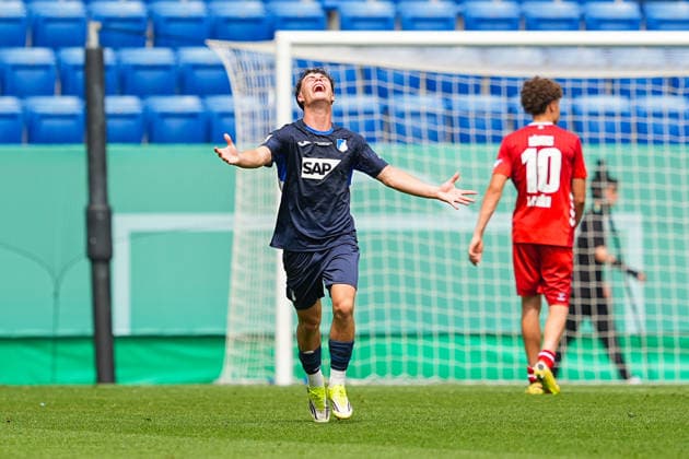 31.05.2026, xydrx, Herren, Fußball, U19 DFB-Nachwuchsliga, Finale, TSG 1899 Hoffenheim - 1.FC Köln, Saison 2025 2026, PreZero Arena: Finn Thomas Sherlock (TSG 1899 Hoffenheim U19, 3) bejubelt den Sieg im Finale DFB regulations prohibit any use of photographs as image sequences and or quasi-video. Copyright: HMBxMedia YannisxDreimann