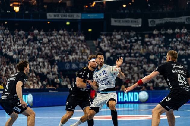 Zvonimir Srna 11 Montpellier HB fights with the ball in his hands against the SG Flensburg Handewitt defense, including Adin Faljic 4 SG Flensburg Handewitt and Blaz Blagotinsek 43 SG Flensburg Handewitt The packed arena forms the background of the intense duel Zvonimir Srna 11 Montpellier HB in a duel against SG Flensburg Handewitt Copyright: xPhilippHeistx