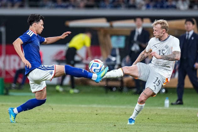 (260531) -- TOKYO, May 31, 2026 -- Shiogai Kento (L) of Japan vies with Dagur Dan Thorhallsson of Iceland during a friendly football match between Japan and Iceland in Tokyo, Japan, on May 31, 2026. ) (SP)JAPAN-TOKYO-FOOTBALL-FRIENDLY-JAPAN VS ICELAND JiaxHaocheng 