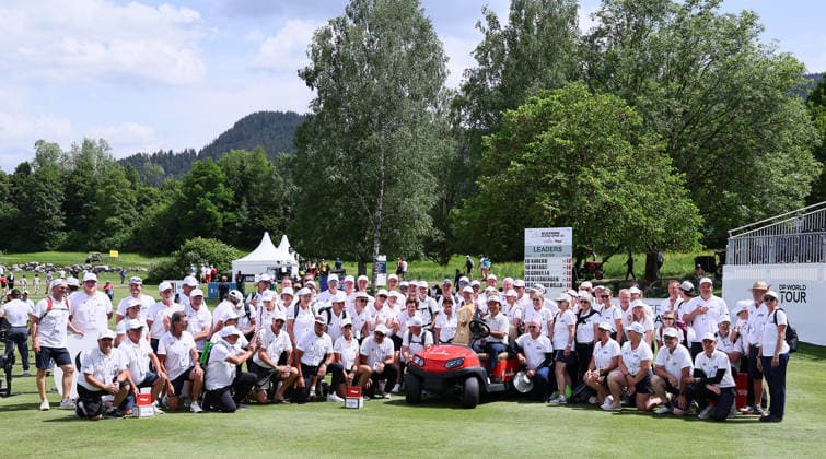 GOLF - Austrian Alpine Open KITZBUEHEL,AUSTRIA,31.MAY.26 - GOLF - DP World Tour, Austrian Alpine Open, GC Kitzbuehel-Schwarzsee-Reith. Image shows Kota Kaneko (JPN) with volunteers.  GEPAxpictures xAmirxBeganovic