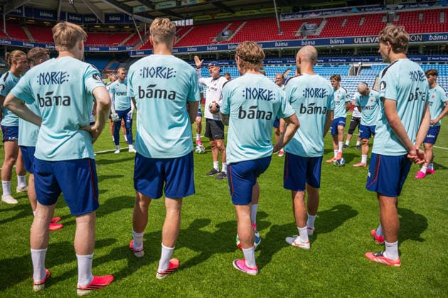 260531 Stale Solbakken, head coach of the Norwegian national football team, talks to the players during a training session on May 31, 2026 in Oslo Photo Vegard Grott BILDBYRAN kod VG VG0931 bbeng fotball football soccer fotboll fifa world cup vm fotball vm norge norway trening träning training practice precamp pre camp  Copyright: VEGARDxGRoTT BB260531VG017