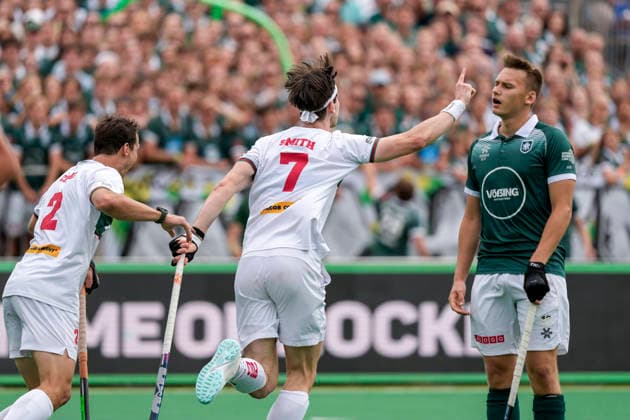 v.li.: Tom Craig (Polo, 2), Torschütze Paul Smith (Polo, 7), Spieler vom Hamburger Polo Club, jubeln über das Tor zum 2:0, Jubel, Torjubel, Torerfolg, celebrate the goal, goal, celebration, jubelt ueber das Tor, Freuen, Freude, freut sich, optimistisch, positiv, Spielszene, Highlight, Action, Aktion, 31.05.2026, Bonn (Deutschland), Hockey, Deutsche Meisterschaft, Finale, Herren, Hamburger Polo Club - HTC Uhlenhorst Mülheim *** from left Tom Craig Polo, 2 , scorer Paul Smith Polo, 7 , players from Hamburger Polo Club, celebrate the goal, celebrate the goal, goal, celebration, cheers about the goal, rejoicing, joy, optimistic, positive, game scene, highlight, action, 31 05 2026, Bonn Germany, Hockey, German Championship, Final, Men, Hamburger Polo Club HTC Uhlenhorst Mülheim xozx