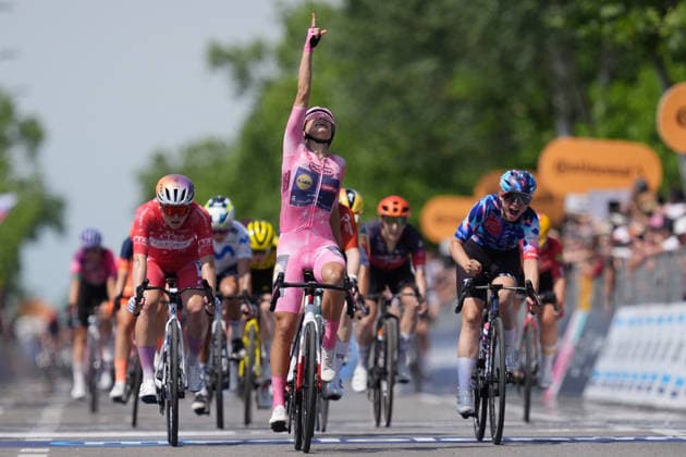 Italy™s Elisa Balsamo of Lidl - Trek™s (Pink jersey) winner of the stage on the finish line during Stage 2 of the Giro d™Italia Women, from Roncade to Caorle, Italy, Sunday May 31, 2026  Copyright: xDavidexSpada LaPressex