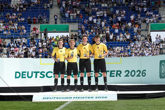 31 05 2026, xhettx, Fußball DM A Junioren , TSG 1899 Hoffenheim 1 FC Köln v l Ehrung der Schiedsrichter DFL DFB REGULATIONS PROHIBIT ANY USE OF PHOTOGRAPHS as IMAGE SEQUENCES and or QUASI VIDEO