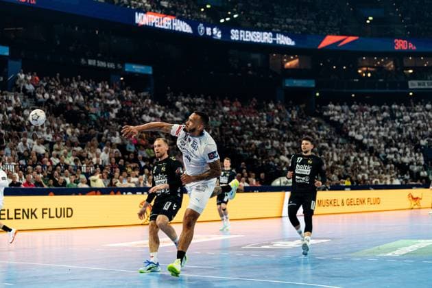 Rogério Moraes Ferreira 13 Montpellier HB jumps to throw and has already passed the ball while Marko Grgi 17 SG Flensburg Handewitt watches in the background A Flensburg defender 2 SG Flensburg Handewitt tries to stop the attack Rogério Moraes Ferreira 13 Montpellier HB throwing against SG Flensburg Handewitt Copyright: xPhilippHeistx