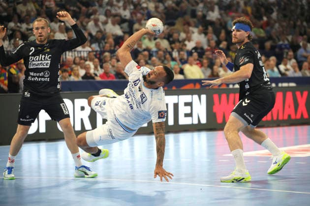 photo Rogerio Ferreira MORAES Montpellier throws against Simon Pytlick left , Flensburg and Johannes Golla Handball Men on Sun 31 05 2026 Mens EHF European League , Final Four in Hamburg SG Flensburg Montpellier HB Match for 3rd place