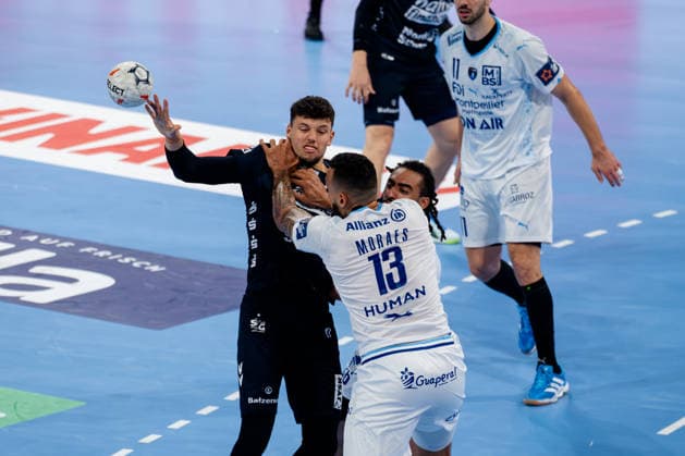 Hamburg, 31 05 2026, Handball, Men, EHF European League Men 2025 26, Match for 3rd place, Montpellier HB SG Flensburg Handewitt Marko Grgic SG Flensburg Handewitt, 17 in duel with Rogerio Moraes Montpellier Handball, 13