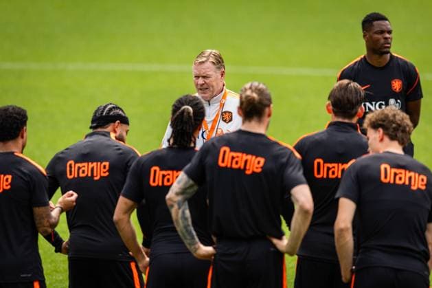 ZEIST - National coach Ronald Koeman addresses his players during the farewell training of the Dutch national team, Nationalteam at the KNVB training complex, in preparation for the World Cup in the United States. SONNY LENSEN ANP xVIxANPxSportx xxANPxIVx 559752201 originalFilename: 559752201.jpg
