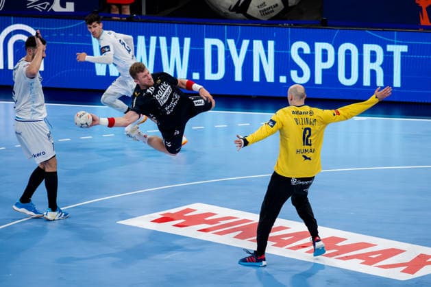 Hamburg, 31 05 2026, Handball, Men, EHF European League Men 2025 26, Match for 3rd place, Montpellier HB SG Flensburg Handewitt Adin Faljic SG Flensburg Handewitt, 19 on goal throw against Charles Bolzinger Montpellier Handball, 12