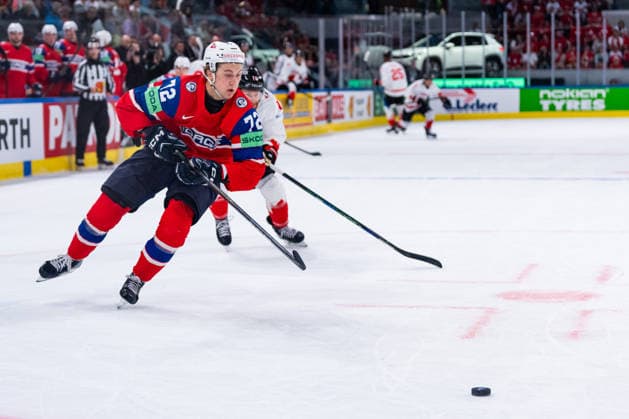 ZURICH, SWITZERLAND - MAY 31: Stian Solberg (Norway, 72) in the battle for the puck with Connor Brown (Canada, 16) during the Bronze Medal Game - Match 63 between Canada and Norway at the IIHF Ice hockey, Eishockey World Championship, WM, Weltmeisterschaft 2026, Swiss Life Arena on May 31, 2026 in Zurich, Switzerland. Zurich Switzerland Copyright: xTimoxSteinx