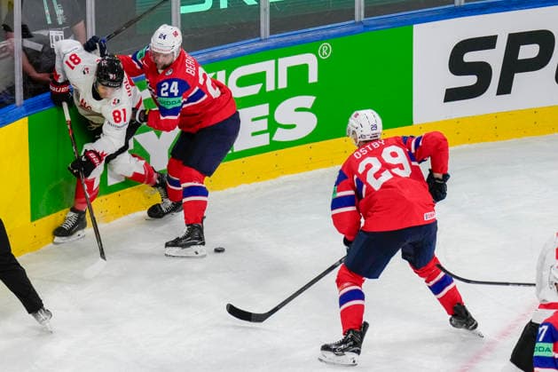 ZURICH, SWITZERLAND MAY 31 Dylan Holloway of Canada L against Jacob Berglund of Norway C and Kristian Ostby of Norway R during the 2026 IIHF Ice Hockey World Championship Switzerland Bronze medal game between Canada and Norway at Swiss Life Arena on May 31, 2026 in Zurich, Zurich Zurich Swiss Life Arena Zurich Switzerland Switzerland Copyright: xJustPictures.ch JarixPestelaccix jp-en-EuSpIm-JP6_JAR_Canada_Norway_31May2026_00039