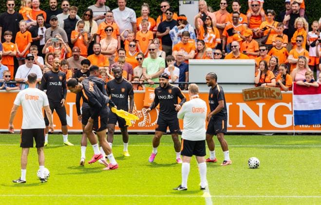 ZEIST - (lr) Donyell Malen, Virgil van Dijk, Cody Gakpo, Lutsharel Geertruida, Memphis Depay, Ronald Koeman and Quinten Timber during the farewell training of the Dutch national team, Nationalteam at the KNVB training complex, in preparation for the World Cup in the United States. SONNY LENSEN ANP xVIxANPxSportx xxANPxIVx 559753049 originalFilename: 559753049.jpg