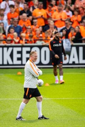 ZEIST - National coach Ronald Koeman during the farewell training of the Dutch national team, Nationalteam at the KNVB training complex, in preparation for the World Cup in the United States. SONNY LENSEN ANP xVIxANPxSportx xxANPxIVx 559753081 originalFilename: 559753081.jpg