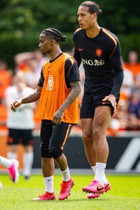 ZEIST - Crysencio Summerville and Virgil van Dijk during the farewell training of the Dutch national team, Nationalteam at the KNVB training complex, in preparation for the World Cup in the United States. SONNY LENSEN ANP xVIxANPxSportx xxANPxIVx 559753158 originalFilename: 559753158.jpg