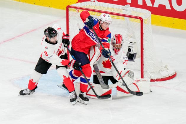 ZURICH, SWITZERLAND MAY 31 Noah Steen of Norway C deflect a puck just in front of goalkeeper Jet Greaves of Canada R during the 2026 IIHF Ice Hockey World Championship Switzerland Bronze medal game between Canada and Norway at Swiss Life Arena on May 31, 2026 in Zurich, Zurich Zurich Swiss Life Arena Zurich Switzerland Switzerland Copyright: xJustPictures.ch JarixPestelaccix jp-en-EuSpIm-JP6_JAR_Canada_Norway_31May2026_00066