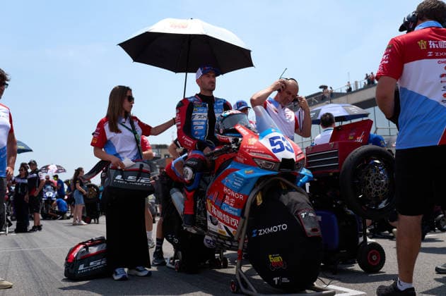 (260531) -- ALCANIZ, May 31, 2026 -- Valentin Debise (C) of EASTROC ZXMOTO Evan Bros Factory prepares for the race 2 of WorldSSP at the FIM Supersport World Championship, WM, Weltmeisterschaft Aragon Round in Alcaniz, Spain, May 31, 2026. ) (SP)SPAIN-ALCANIZ-WSBK-WORLDSSP-ARAGON-RACE 2 MengxDingbo 