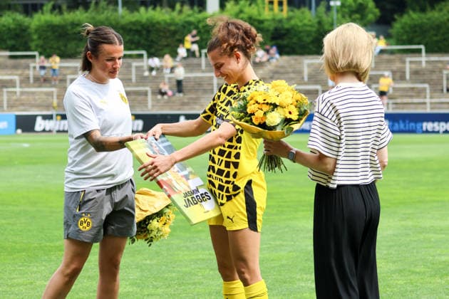 Dortmund, Germany 31 May 2026 Regionalliga West Women 26 Matchday BVB Women vs Vorwärts Spoho Köln Women In the picture from left the second Jasmin Jabbes BVB is seen off by managing director Svenja Schlenker BVB , to her right Copyright: HMBxMedia MadeleinexFantini