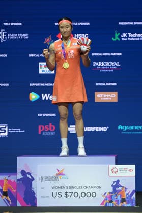 (260531) -- SINGAPORE, May 31, 2026 -- An Se Young poses for photos during the victory ceremony after the women s singles final match between An Se Young of South Korea and Yamaguchi Akane of Japan at the Singapore Badminton Open 2026 in Singapore on May 31, 2026. (Photo by Xinhua) (SP)SINGAPORE-BADMINTON-SINGAPORE OPEN-WOMEN S SINGLES-FINAL ThenxChihxWey 
