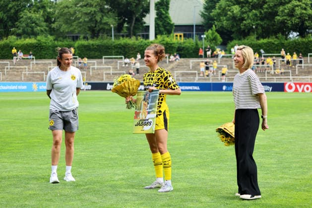 Dortmund, Germany 31 May 2026 Regionalliga West Women 26 Matchday BVB Women vs Vorwärts Spoho Köln Women In the picture from left the second Jasmin Jabbes BVB is bid farewell Copyright: HMBxMedia MadeleinexFantini