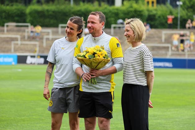 Dortmund, Germany 31 May 2026 Regionalliga West Women 26 Matchday BVB Women vs Vorwärts Spoho Köln Women In the picture from left the second co-coach Dustin Wurst BVB is bid farewell by managing director Svenja Schlenker BVB , to his right Copyright: HMBxMedia MadeleinexFantini