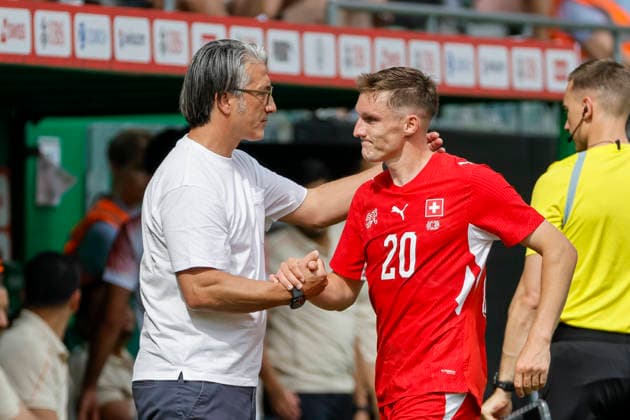 Murat Yakin Switzerland, Coach and Michel Aebischer Switzerland,20 , Switzerland, Football, Friendly match, Switzerland vs Jordan, 31 05 2026, St Gallen Kybunpark Hessen Switzerland Copyright: xGrantxHubbsx