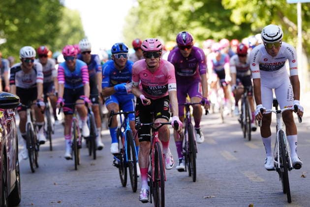 Denmark™s Jonas Vingegaard Hansen of Team Visma Lease A Bike pink jersey and Portugal™s Afonso Oliveira Eulalio of Bahrain Victorious white jersey during Stage 21 of the Giro d™Italia from Rome to Rome Italy, Monday May 31, 2026  Copyright: xFabioxFerrari LaPressex