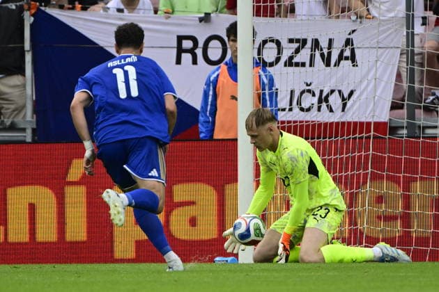 From left Fisnik Asllani of Kosovo and Czech goalkeeper Lukas Hornicek in action during the Czech Republic vs Kosovo soccer friendly match, in Prague, Czech Republic, May 31, 2026. (CTKxPhoto RomanxVondrous) CTKPhotoP2026053103709  CTKPhotoP2026053103709