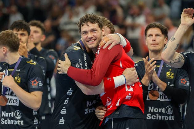 31 05 2026 ,xgox, Handball Handball EHF European League, Match for 3rd place Montpellier Handball SG Flensburg Handewitt emspor, f l Niclas Kirkelokke Kirkelökke, Flensburg, 5 Celebrating the victory, cheering after the end of the match Hamburg