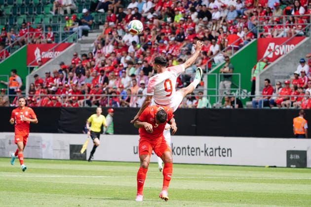 31.05.2026 Schweiz St.Gallen Fussball Saison 2025-2026 Laenderspiel Schweiz - Jordanien. Bild , Ali Olwan 9 JOR. gegen Manuel Akanji SUI Aktion Zweikampf 