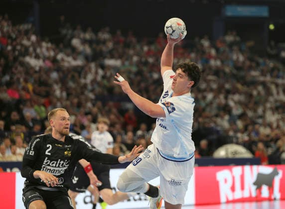 photo Goal throw from Arthur LENNE Montpellier against Simon Pytlick left , Flensburg Handball Men on Sun 31 05 2026 Mens EHF European League , Final Four in Hamburg SG Flensburg Montpellier HB Match for 3rd place