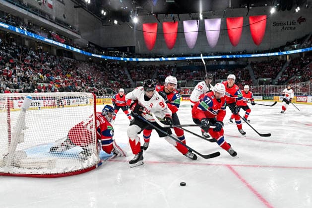 ZURICH, SWITZERLAND MAY 31 John Tavares of Canada in a battle for the puck against Sander Hurrod of Norway L and Eskild BAKKE Olsen of Norway R in front of goalkeeper Henrik Haukeland of Norway during the 2026 IIHF Ice Hockey World Championship Switzerland Bronze medal game between Canada and Norway at Swiss Life Arena on May 31, 2026 in Zurich, Zurich Zurich Swiss Life Arena Zurich Switzerland Switzerland Copyright: xJustPictures.ch AndreaxBrancax jp-en-EuSpIm-JP7_ANB_CanNor_31052026_8716