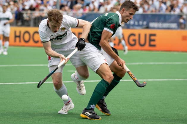 Leon THOERNBLOM THÖRNBLOM HPC 24, left in duel for the ball, action, Hockey 1 Field Hockey Bundesliga Final4 2026, men, final, Hamburger Polo Club HPC Uhlenhorst Muelheim Mülheim HTCU , final score 4 0, German Field Hockey Championships, on 31 05 2026 at the BTHV Sports Complex in Bonn Germany Â