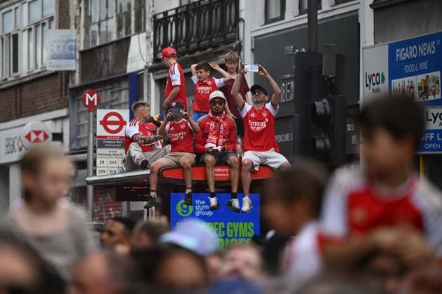 Arsenal’s championship parade in London LONDON, UNITED KINGDOM - MAY 31: Fans wearing jerseys attend the parade as part of Arsenal’s championship celebrations showed their support for their team along the route in North London, United Kingdom, on May 31, 2026. Rasid Necati Aslim Anadolu London United Kingdom. Editorial use only. Please get in touch for any other usage.  Copyright: x2026xAnadoluxRasidxNecatixAslimx