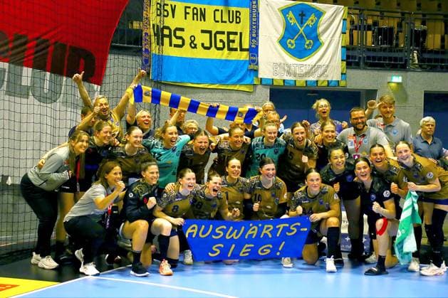 Buxtehuder team cheers at the end of the game Handball Women 1 Bundesliga Play off round BSV Sachsen Zwickau Buxtehuder SV 30 32 on 31 5 2026 at Sparkassen Arena Zwickau BSV Sachsen Zwickau Buxtehuder SV