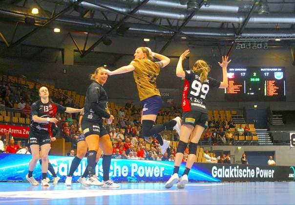 Torwurf von Isa Ternede (Buxtehude) Handball Frauen 1.Bundesliga Play-off-Runde BSV Sachsen Zwickau - Buxtehuder SV am 31.5.2026 in der Sparkassen-Arena Zwickau BSV Sachsen Zwickau - Buxtehuder SV *** Goal throw by Isa Ternede Buxtehude Handball Women 1 Bundesliga Play off Round BSV Sachsen Zwickau Buxtehuder SV on 31 5 2026 at Sparkassen Arena Zwickau BSV Sachsen Zwickau Buxtehuder SV