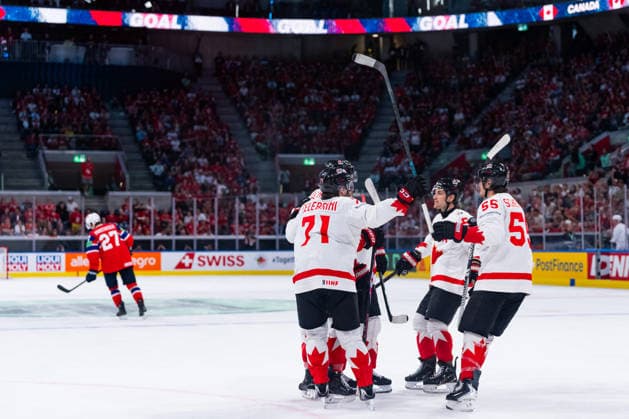 ZURICH, SWITZERLAND - MAY 31: Robert Thomas (Canada, 18) during his 2:1 goal celebration with team during the Bronze Medal Game - Match 63 between Canada and Norway at the IIHF Ice hockey, Eishockey World Championship, WM, Weltmeisterschaft 2026, Swiss Life Arena on May 31, 2026 in Zurich, Switzerland. Zurich Switzerland Copyright: xTimoxSteinx