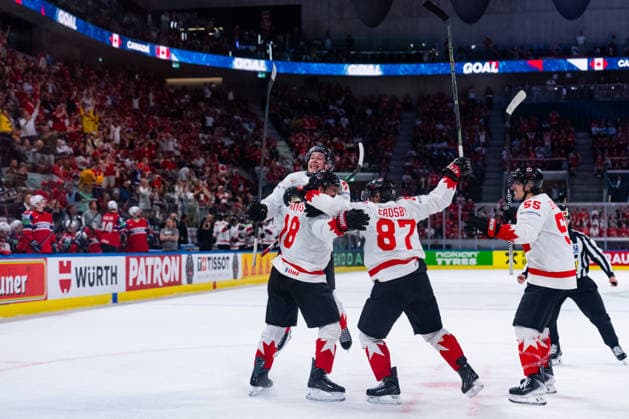 ZURICH, SWITZERLAND - MAY 31: Robert Thomas (Canada, 18) during his 2:2 goal celebration with team during the Bronze Medal Game - Match 63 between Canada and Norway at the IIHF Ice hockey, Eishockey World Championship, WM, Weltmeisterschaft 2026, Swiss Life Arena on May 31, 2026 in Zurich, Switzerland. Zurich Switzerland Copyright: xTimoxSteinx