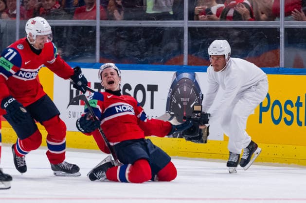 ZURICH, SWITZERLAND - MAY 31: Noah Steen (Norway, 12) during his 3;2 goal celebrationduring the Bronze Medal Game - Match 63 between Canada and Norway at the IIHF Ice hockey, Eishockey World Championship, WM, Weltmeisterschaft 2026, Swiss Life Arena on May 31, 2026 in Zurich, Switzerland. Zurich Switzerland Copyright: xTimoxSteinx