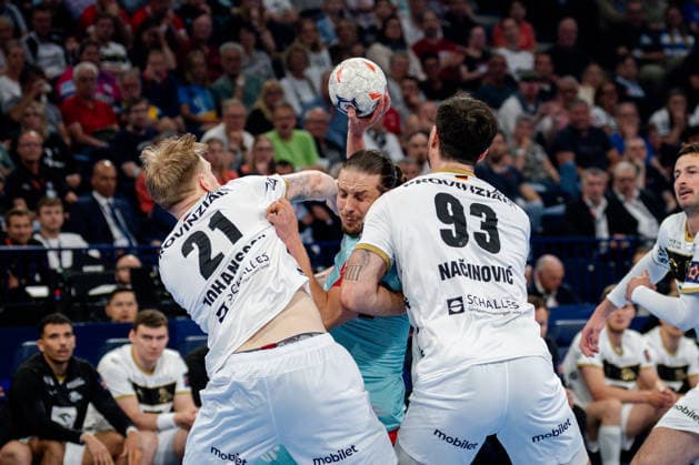 Hamburg, 31 05 2026, Handball, Men, EHF European League Men 2025 26, Final, THW Kiel MT Melsungen Eric Johansson THW Kiel, 21 and Veron Nacinovic THW Kiel, 93 tackle Olle Forsell MT Melsungen, 25
