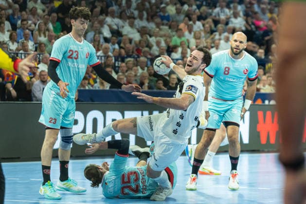 Veron Nacinovic (THW Kiel) controls the ball during the handball final of the Winamax EHF Finals 2026 between THW Kiel and MT Melsungen at Barclays Arena on May 31, 2026 in Hamburg, Germany. -