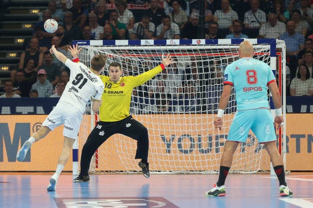 31 05 2026, xgox, Handball EHF European League Final THW Kiel MT Melsungen v l Nebojsa Simic Melsungen, 16 on the seven-meter penalty against Bence Imre Kiel, 91 Hamburg